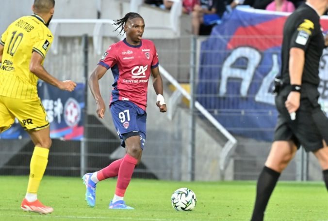 Báo Anh: Chelsea cần hành động nhanh để chiêu mộ Jacquet, đối mặt cạnh tranh từ MU và các ông lớn