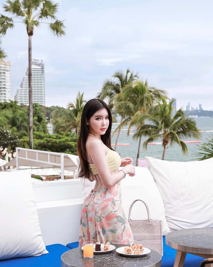 ใบเฟิร์น พิชญ์ชามญช์ นางแบบสาวดีกรีนางงาม สาดความแซ่บเต็มพิกัด ในชุดบิกินี่