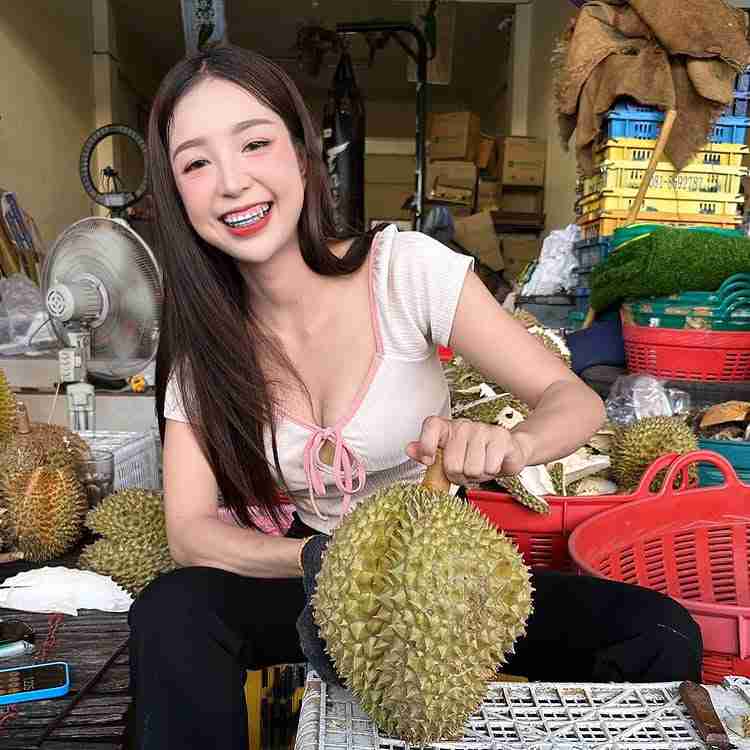 น้องนก สุขธิดา แม่ค้าทุเรียนสุดฮอต กับรอยยิ้มหวาน ๆ ใส่เหล็กจัดฟัน ที่หนุ่ม ๆ ถามหาวาร์ป