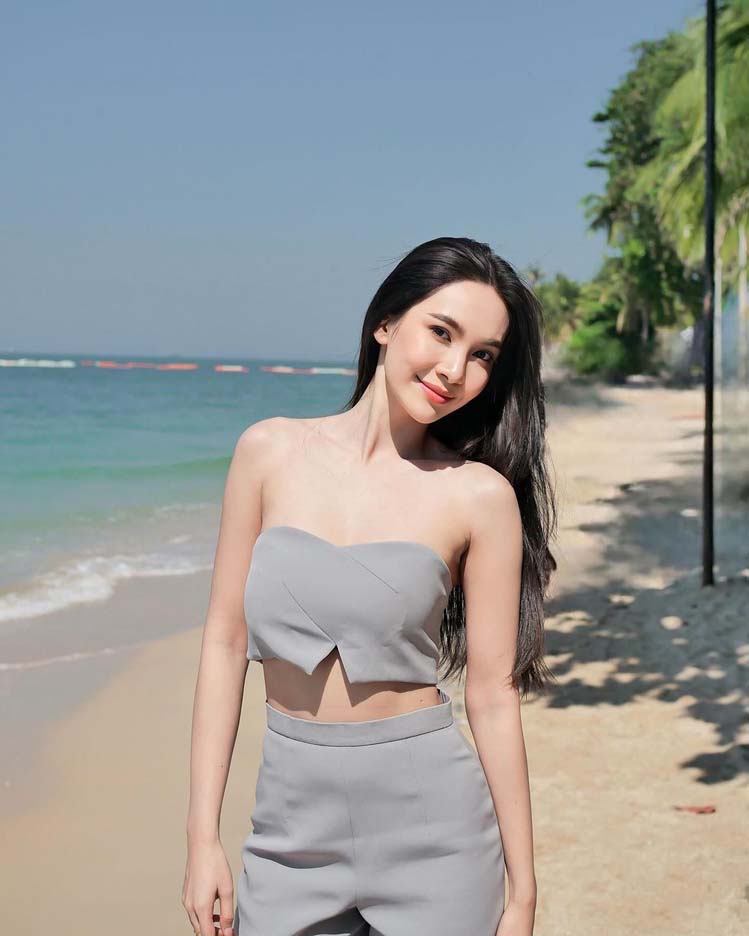 แคท อาทิติยา ผู้กองคนสวย ดีกรีนางงาม สวมชุดว่ายน้ำเซ็กซี่เล่นน้ำที่พัทยา อื้อหือ...
