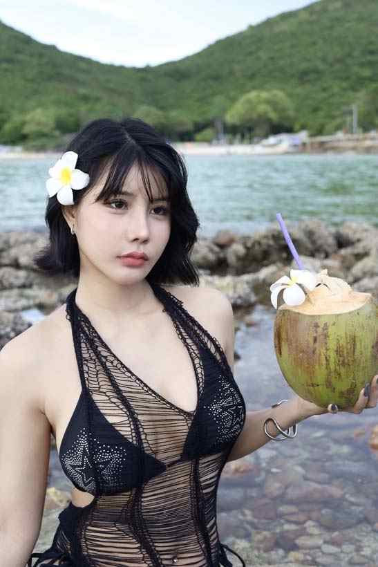 เมเม่ คู่กระโทก เน็ตไอดอลและนางแบบสาวไซซ์สะบึม