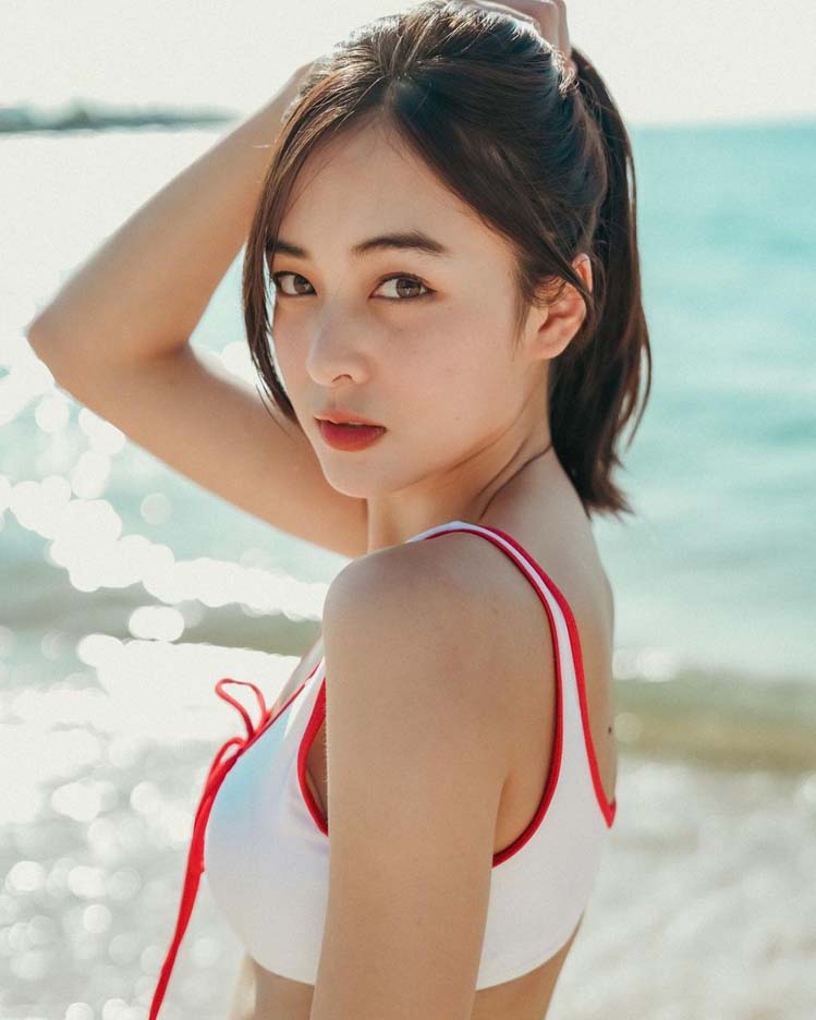 ไอซ์ วรัลพัชร์ ไอดอลสาวสุดฮอต อดีตดาวคณะฯ มหาลัย กับชุดทูพีซเขย่าใจ