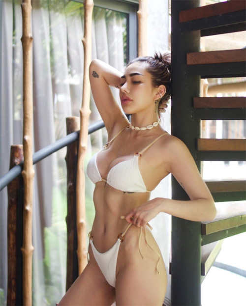 ส่องภาพ เบล บุษญา ในชุดว่ายน้ำแซ่บ ๆ อวดหุ่นเซ็กซี่เต็มแม็กซ์