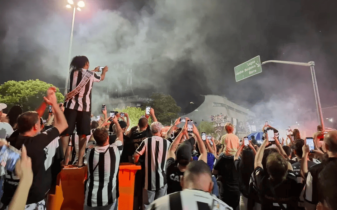 Festa rave do Botafogo reúne milhares de pessoas para provocações, selfies e torcida pelo Textor