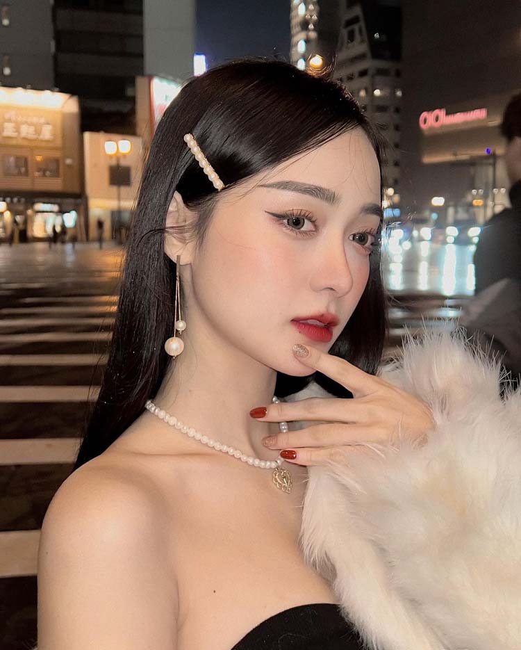 เอื้อย พรสวรรค์ ส่งภาพเซ็กซี่จากญี่ปุ่น นุ่งเกาะอก เปิดโชว์ไหล่ขาวเนียนกลางแยกโอซากา