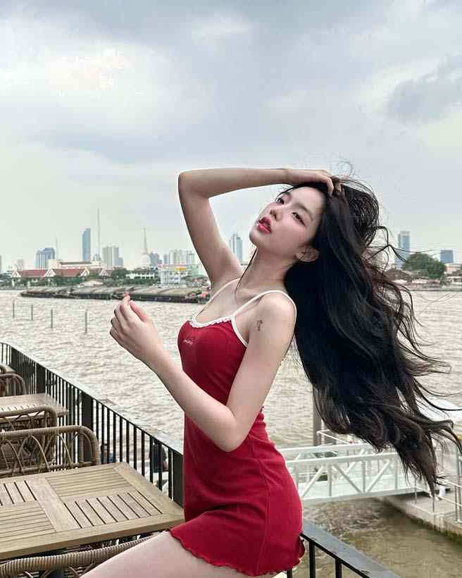 นีนี่ ชญาพัชร์ ถ่ายรูปในเมือง แสดงเสน่ห์ที่เอกลักษณ์