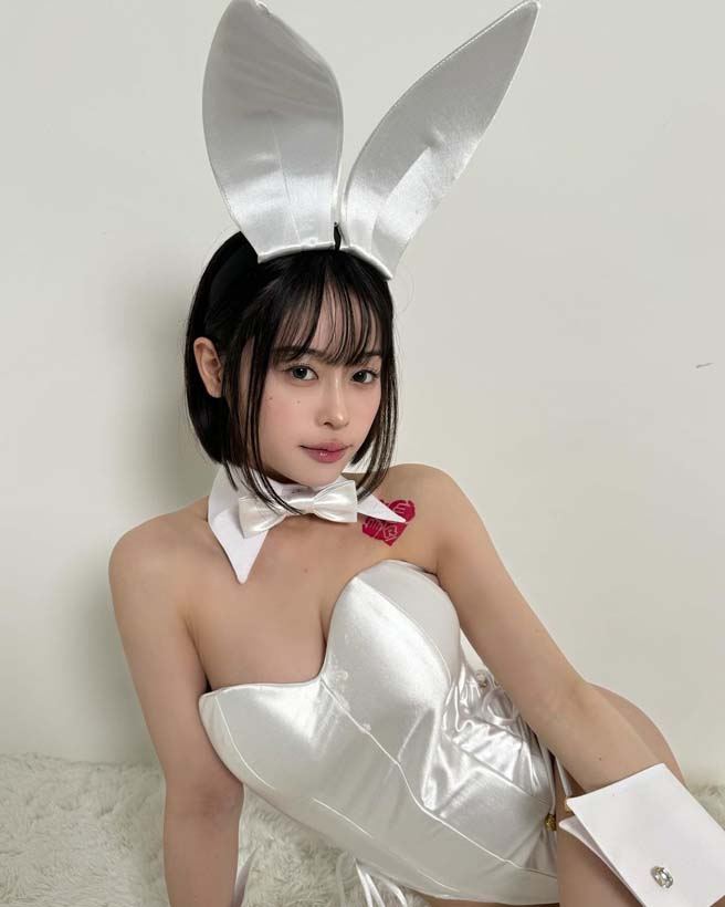 มินาโมะกำลังถ่ายทำโปสเตอร์ โดยมีรูปร่างที่เซ็กซี่และมีพลังในการแสดงที่ยอดเยี่ยม