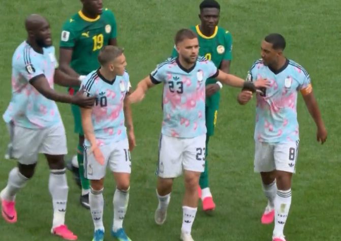Từ cãi vã đến ôm nhau! Tielemans và Trossard hòa giải kỳ diệu trong 7 phút