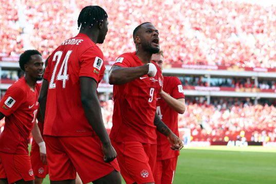 Điểm đầu tiên tại World Cup! Canada hòa Bosnia 1-1, Larin ghi bàn chỉ sau 121 giây