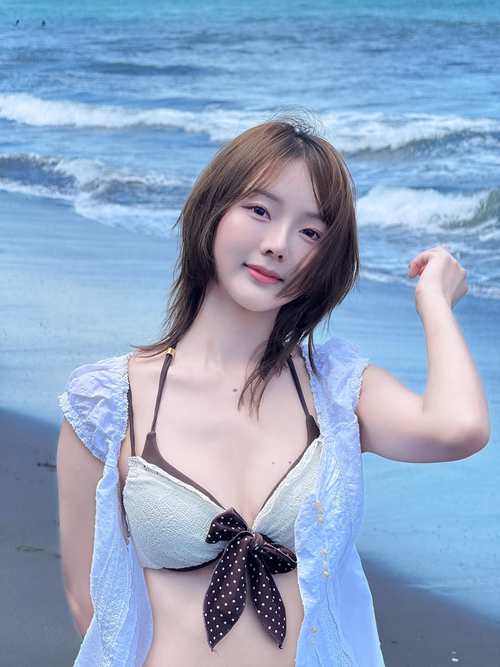 ปิ่นอมยิ้ม ธัญชนก กับชุดเที่ยวทะเลสุดละมุน ที่แอบเเซ็กซี่เบา ๆ ด้วยบิกินี่ด้านใน