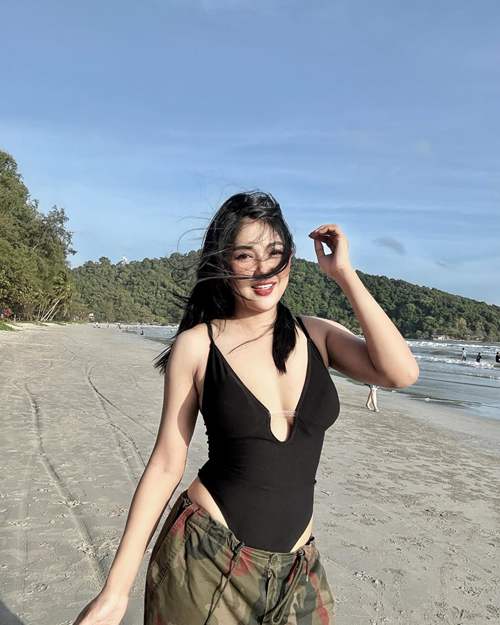 กวาง จิรพรรณ นักร้องลูกทุ่งสุดฮอต ใส่วันพีซแหวกอกลึก โชว์แซ่บเขย่าโซเชียล