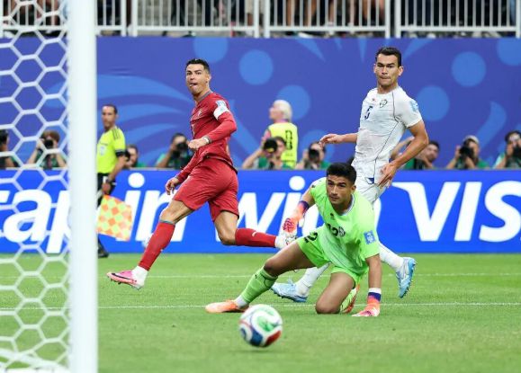Khoảnh khắc lịch sử! CR7 41 tuổi ghi bàn ở 6 kỳ World Cup liên tiếp, kỷ lục chỉ một mình!