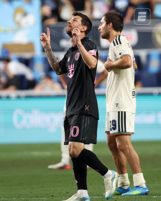 Dành tặng cha! Bàn thắng đầu tiên sau khi cha qua đời, Messi chỉ tay lên trời ăn mừng