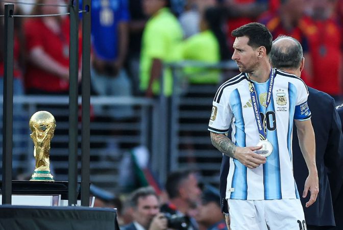 Cựu tiền đạo Chelsea: Messi dung túng cho lối chơi thô bạo của đồng đội, siêu sao như Cruyff sẽ không bao giờ làm vậy
