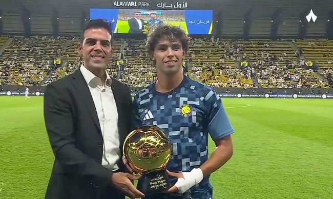 Hơi quen mắt! Felix nhận giải Cầu thủ xuất sắc nhất Saudi Pro League, cúp có hình dáng giống Quả bóng Vàng