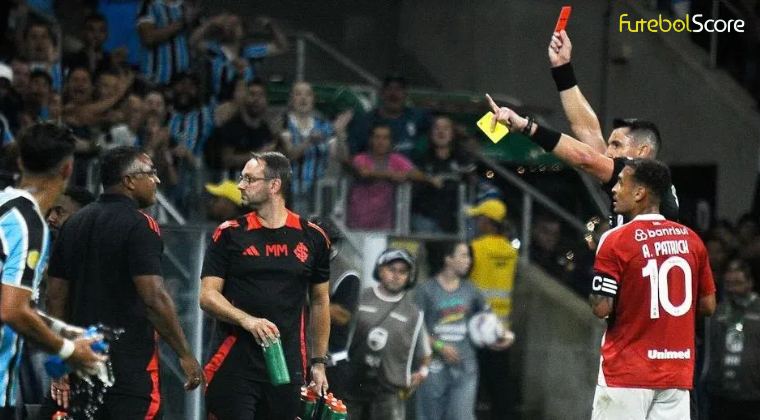 'Regras ridículas': por que Roger Machado também deixou o campo após a expulsão de seus auxiliares no jogo Grêmio x Inter?