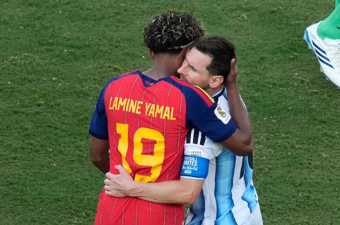 Xavi: Messi trao ngọn đuốc cho Yamal, cậu ấy sẽ là vua bóng đá 15-20 năm tới