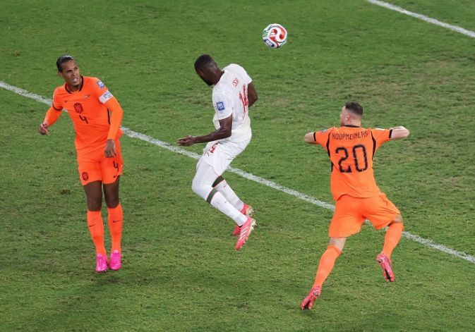 Phút bù giờ đánh đầu gỡ hòa! Ma Rốc 1-1 Hà Lan
