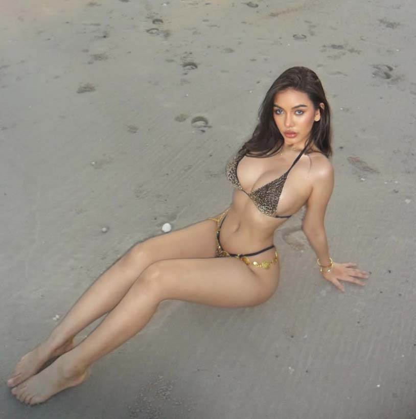 เอลซ่า กชกร นางแบบหุ่นในฝันสาว ๆ หลายคน อวดอึ๋มทะลักบิกินี่ริมชายหาด