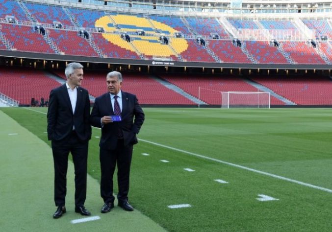 Tái đắc cử chủ tịch Barca, Laporta được đối thủ ôm chúc mừng: “Visca Barca, hãy đi vô địch Champions League!”