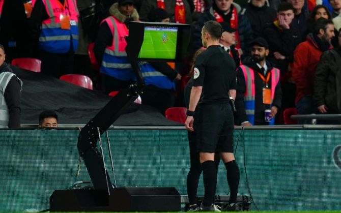 The Sun tiết lộ quy định mới của Premier League: Công bố ghi âm VAR, âm thanh camera gắn trên người và kết quả từ nhóm giám sát