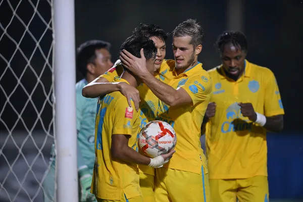 บุรีรัมย์บุกแซงดับนครปฐม 3-1 ยึดจ่าฝูงไทยลีกเหนียวแน่น