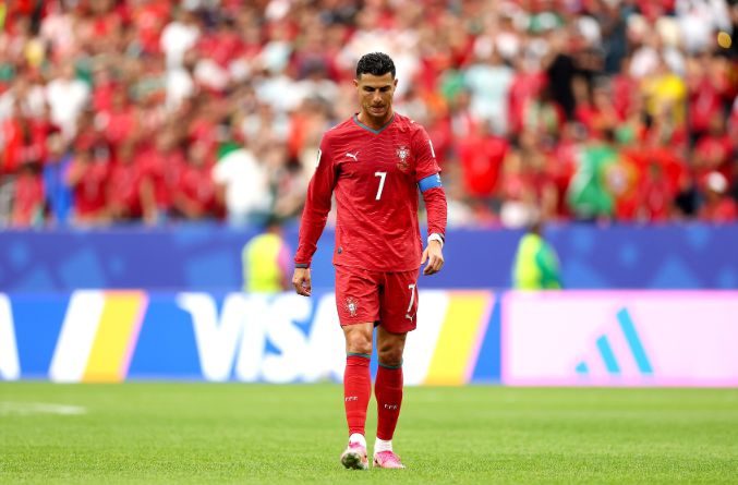 Thống kê CR7: Đá chính cả trận, 3 cú sút nhưng 0 lần trúng đích, 0 lần qua người