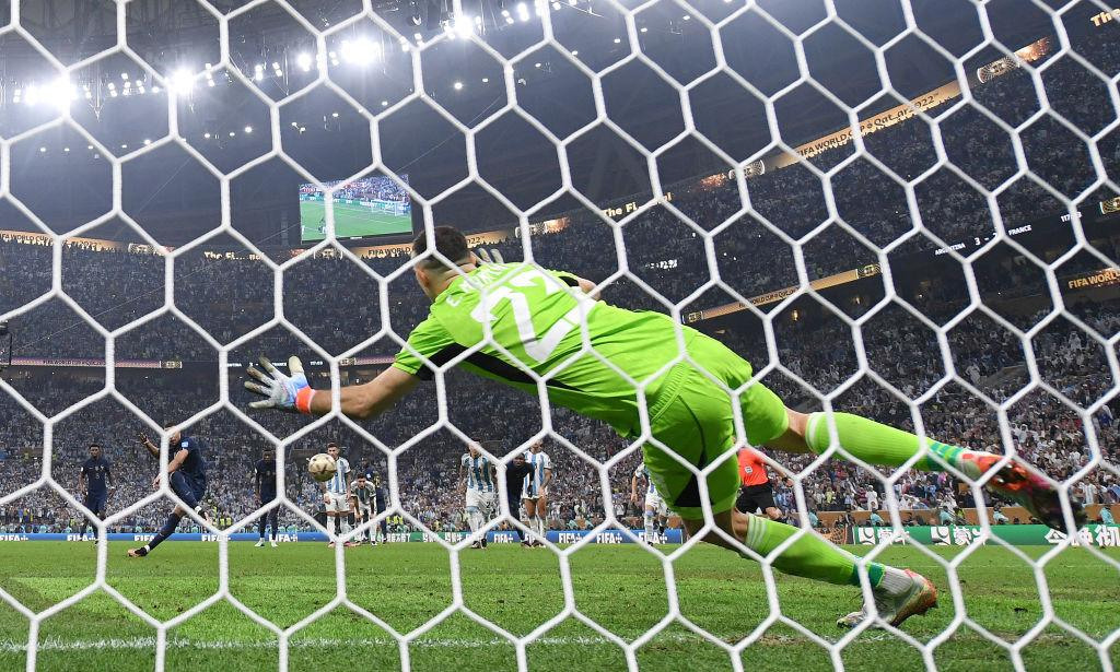 ภาพการแข่งขันฟุตบอลโลก 2026 รอบน็อกเอาต์ ฝรั่งเศสพบปารากวัยในจังหวะเกมดุเดือด