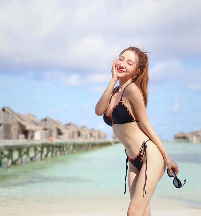 ถิงถิง สุทัสสา พริตตี้หน้าสวย หุ่นแซ่บ เสิร์ฟลุคชวนซี้ด ในชุดว่ายน้ำบิกินี่สีดำ