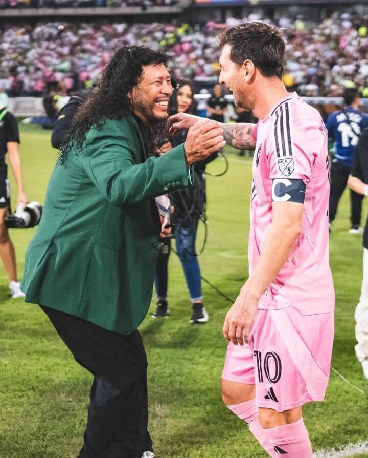 Khoảnh khắc ấm áp trước trận: Messi ôm chào huyền thoại Higuita