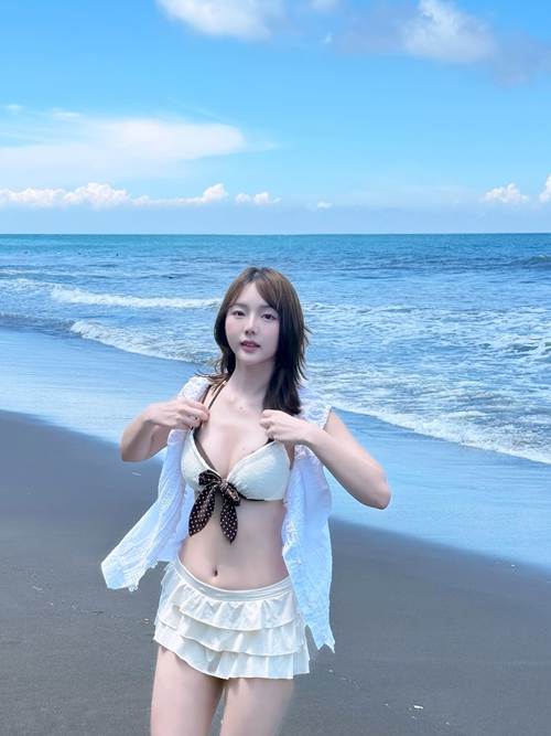 ปิ่นอมยิ้ม ธัญชนก กับชุดเที่ยวทะเลสุดละมุน ที่แอบเเซ็กซี่เบา ๆ ด้วยบิกินี่ด้านใน