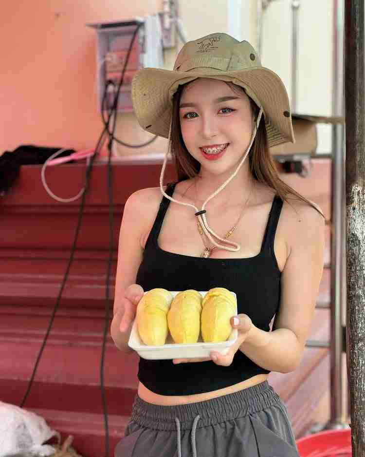 น้องนก สุขธิดา แม่ค้าทุเรียนสุดฮอต กับรอยยิ้มหวาน ๆ ใส่เหล็กจัดฟัน ที่หนุ่ม ๆ ถามหาวาร์ป