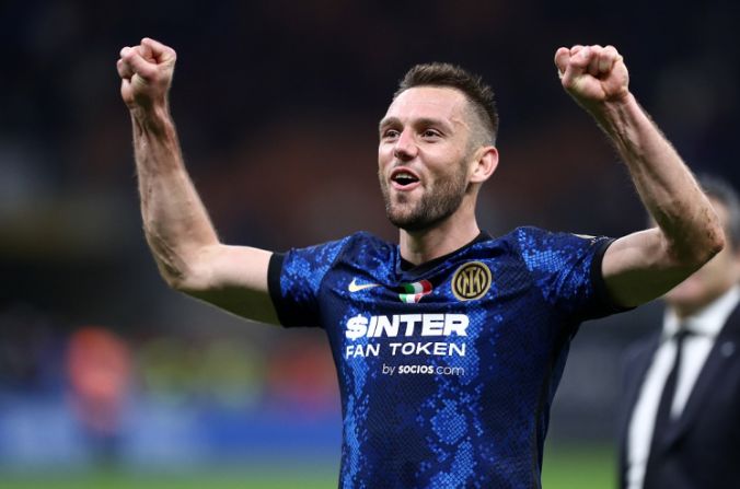 Barca quan tâm mục tiêu trung vệ, Otamendi, De Vrij và Senesi trong danh sách