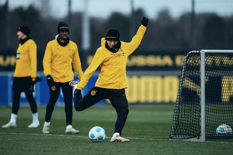 ภาพการฝึกซ้อมก่อนเกมของโบรุสซีอาดอร์ทมุนท์
