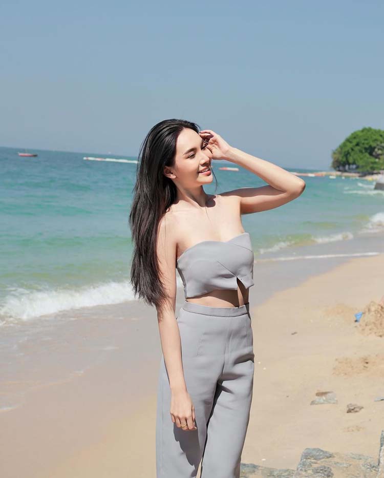 แคท อาทิติยา ผู้กองคนสวย ดีกรีนางงาม สวมชุดว่ายน้ำเซ็กซี่เล่นน้ำที่พัทยา อื้อหือ...
