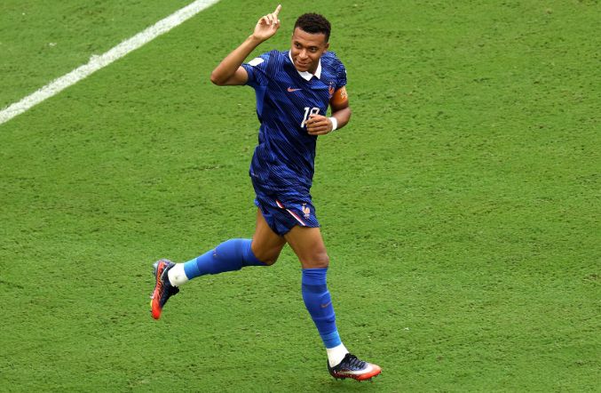 Vua phá lưới sẽ thuộc về ai? Mbappe tạm dẫn đầu với 10 bàn, Messi 8 bàn chờ trận chung kết