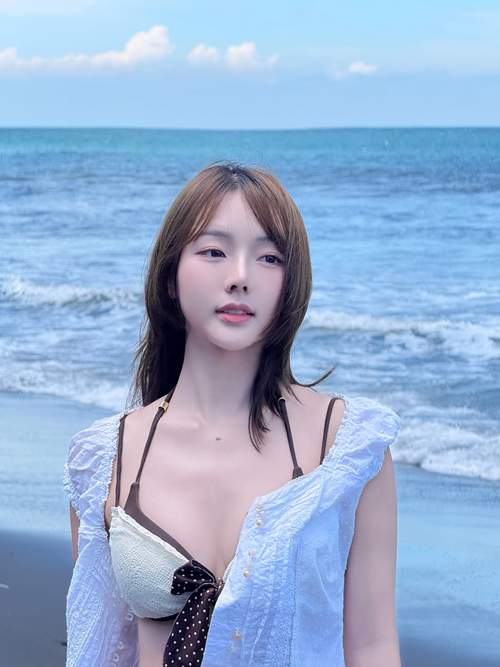 ปิ่นอมยิ้ม ธัญชนก กับชุดเที่ยวทะเลสุดละมุน ที่แอบเเซ็กซี่เบา ๆ ด้วยบิกินี่ด้านใน