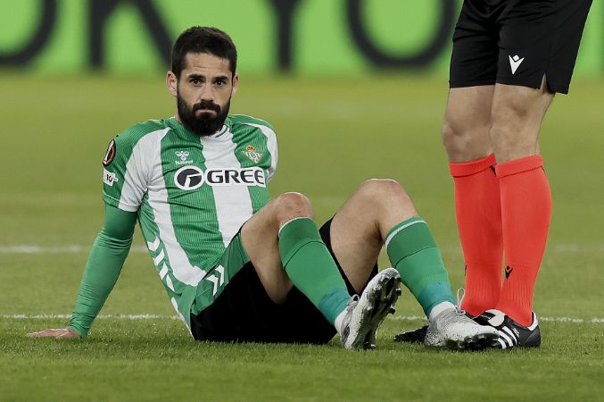 Isco lại dính chấn thương nặng: vừa tái xuất đã bị đồng đội vô tình đá trúng, điều trị bảo tồn không hiệu quả phải phẫu thuật