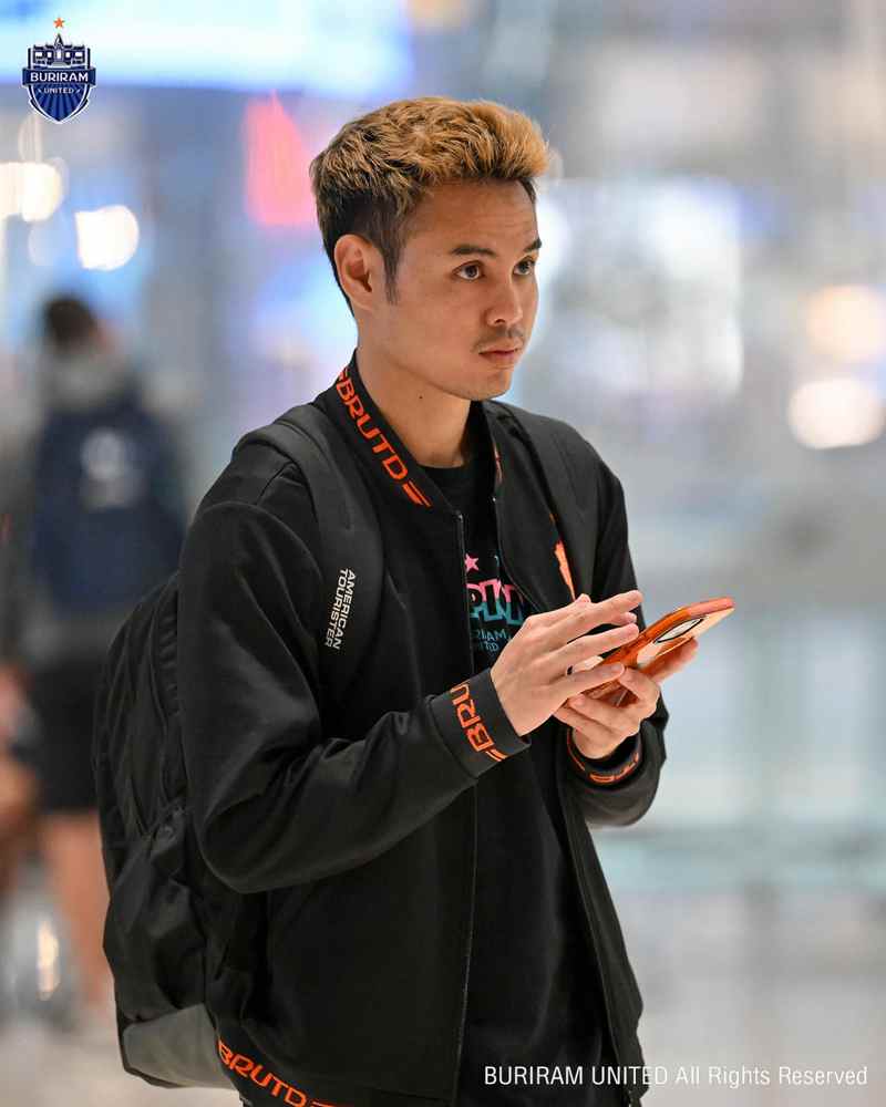 ทัพนักเตะทีมบุรีรัมย์ ยูไนเต็ด เดินทางกลับประเทศไทย