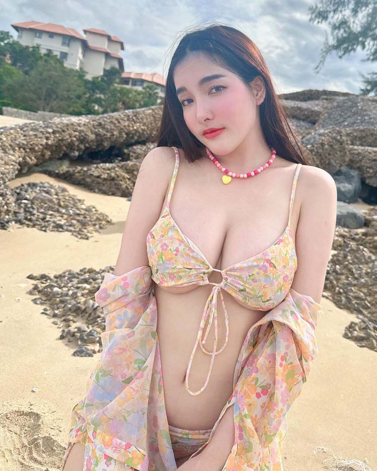 ใบเฟิร์น กุลธาดา ไอดอลสายแซ่บ ปล่อยดาเมจทะลุจอ นุ่งบิกินี่อวดหุ่นเซี้ยะริมหาด