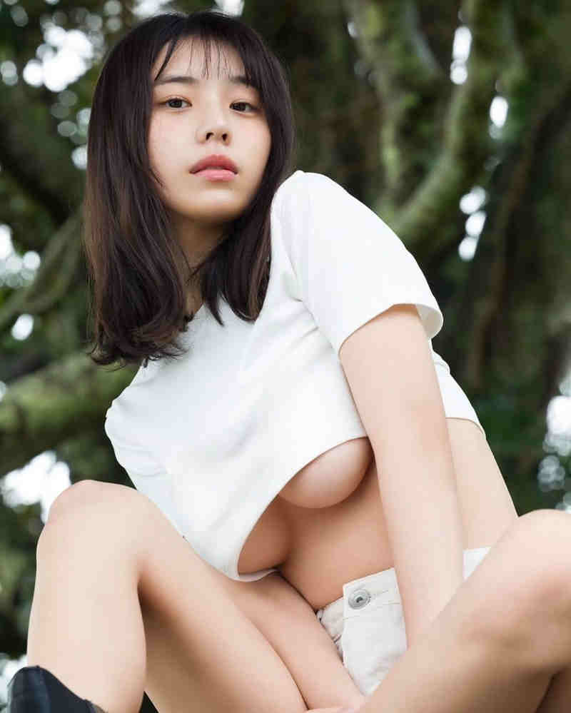 คิคุจิ ฮินะ นางแบบญี่ปุ่น ที่มียอดขายโฟโต้บุ๊กกว่า 30,000 เล่ม