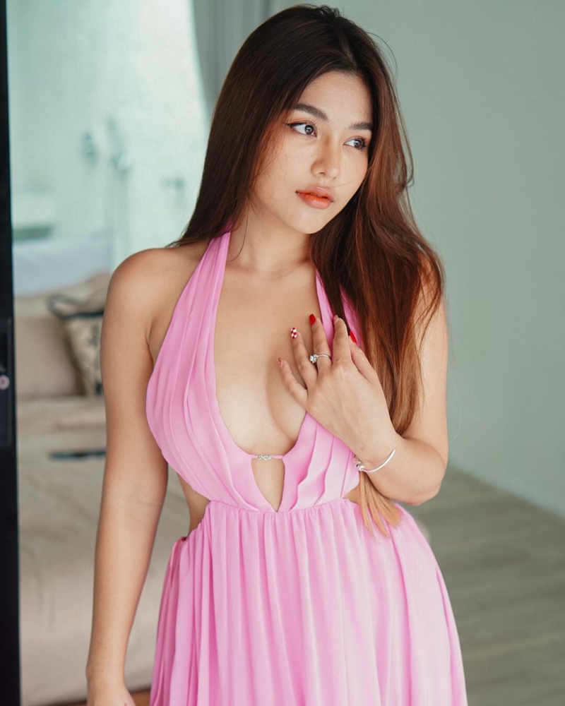 แฟน ๆ ตาลุกวาว ธัญญ่า อาร์สยาม ใส่ชุดเดรสสีชมพูหวาน เว้าอกแบบแซ่บ ๆ