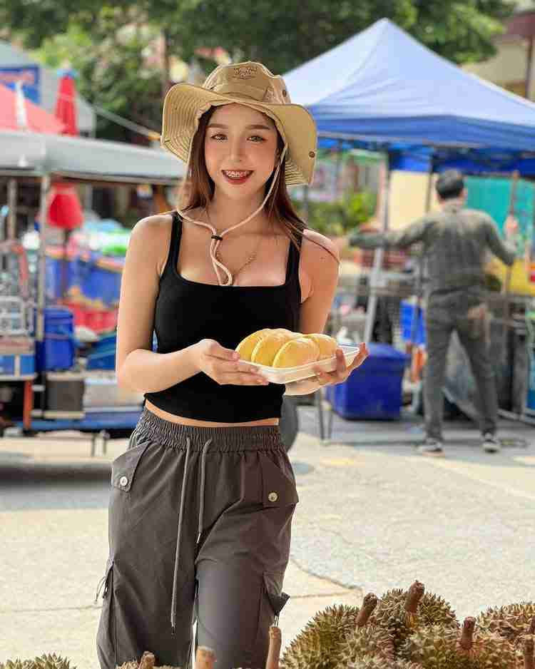 น้องนก สุขธิดา แม่ค้าทุเรียนสุดฮอต กับรอยยิ้มหวาน ๆ ใส่เหล็กจัดฟัน ที่หนุ่ม ๆ ถามหาวาร์ป
