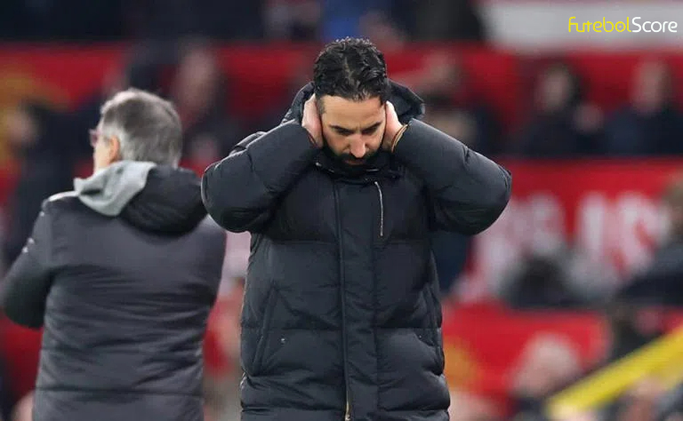 Técnico do Manchester United rebate ídolo e desabafa: 'Agora parece que todo mundo entende de tudo; ser comentarista é tarefa simples'