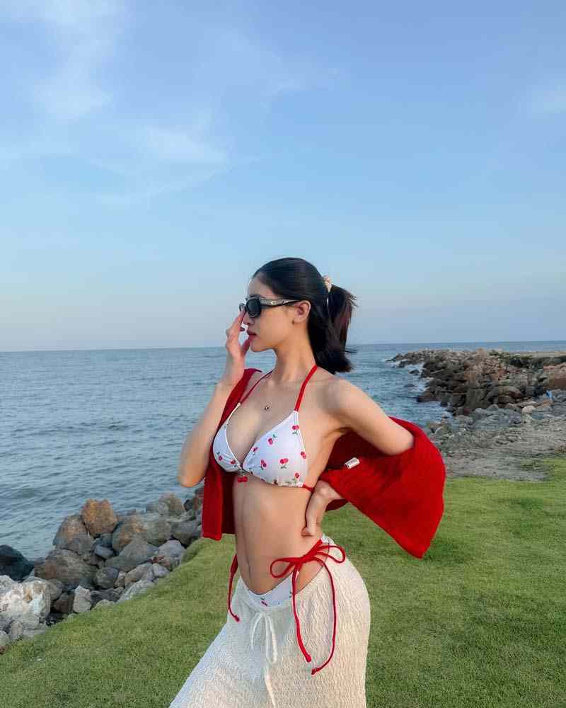 แบม ไพลิน ใส่บิกินี่ลายจุดสีแดง หุ่นแซ่บมาก👙