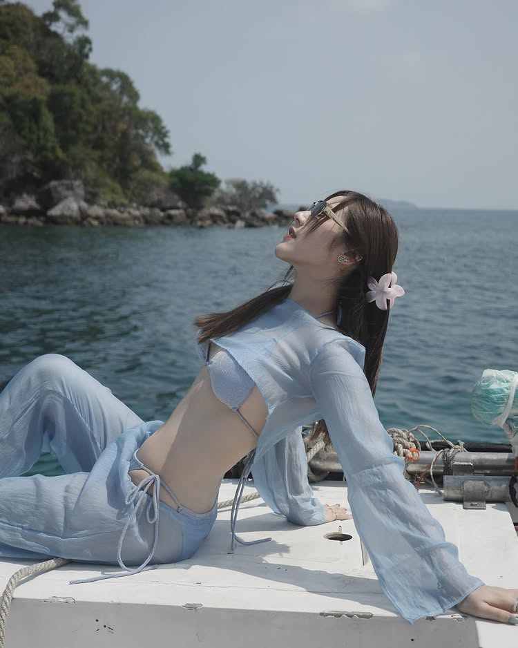 พลอย พลอยสุรีย์ ไอดอลสาวสุดฮอต แฟนบอลเชลซี เสิร์ฟลุคแซ่บ !! ฉลองแชมป์