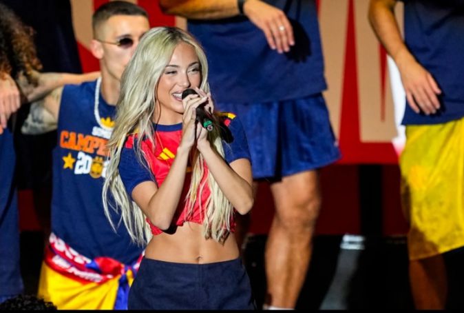The Sun: Ferran Torres tán tỉnh nữ ca sĩ trong lễ ăn mừng, đã chia tay bạn gái giữa World Cup