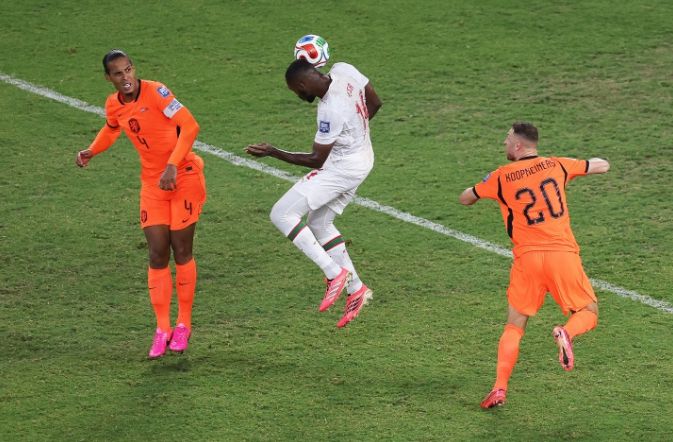Phút bù giờ đánh đầu gỡ hòa! Ma Rốc 1-1 Hà Lan
