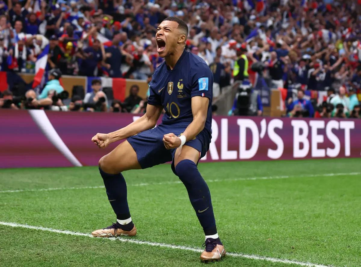ภาพการแข่งขันฟุตบอลโลก 2026 รอบน็อกเอาต์ ฝรั่งเศสพบปารากวัยในจังหวะเกมดุเดือด โดยคีลิยัน เอ็มบัปเป้มีส่วนสำคัญในเกม
