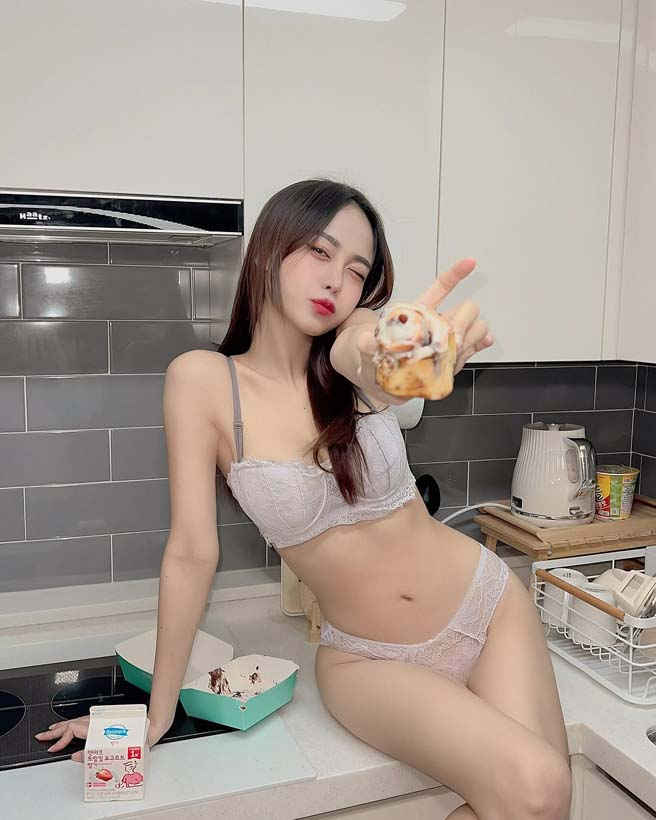 เอื้อย พรสวรรค์ กับชุดนอนไม่ได้นอน เพราะหิว... ลุกมาค้นตู้เย็นหาอะไรกิน !